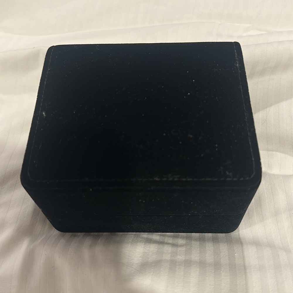 VELVET WATCH BOX BLACK WITH BLOCK FOR WATCH TO GO ON